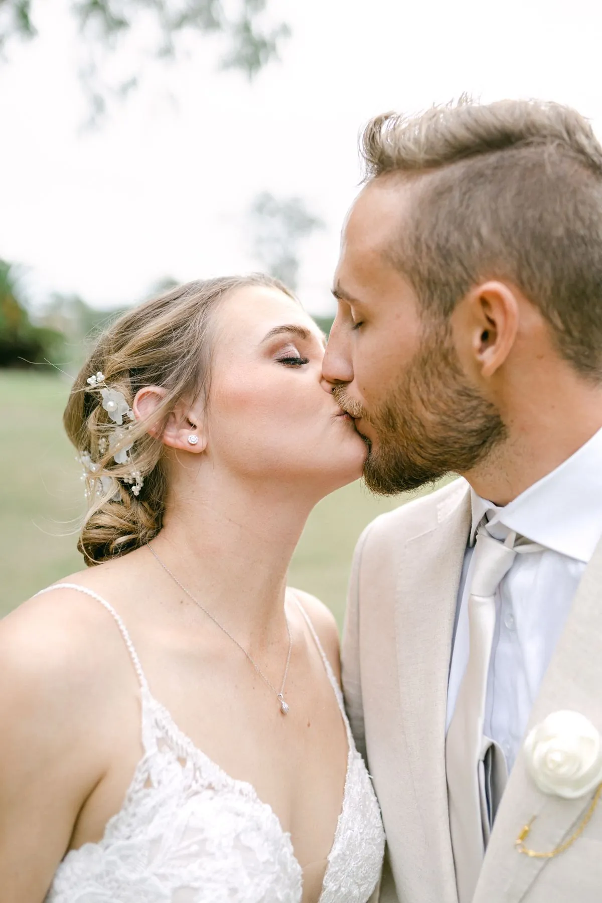 Wedding kiss on the greens at The Kooralbyn Valley
